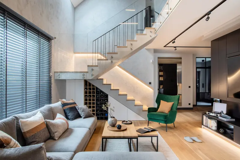 Woonkamer met open trap